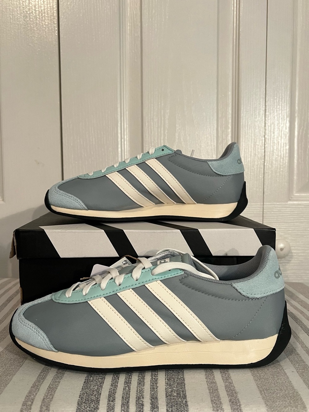 Adidas Runvista Sneakers teal Blue Women’s 6.5 NIB Retro Style - Picture 2 of 10